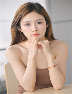 韩国美女吃牛鞭